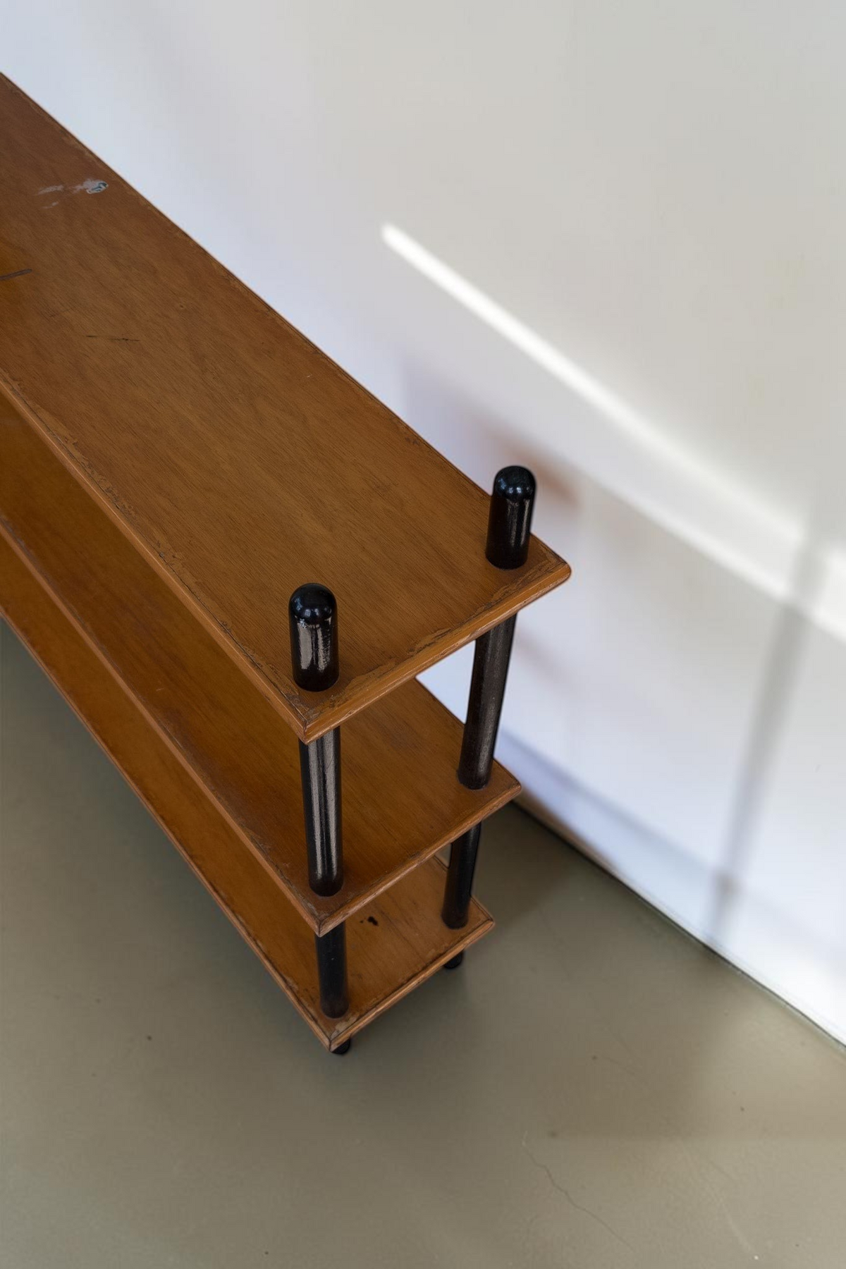 tessvintage 1960s vintage wooden shelving unit by Willem Lutjens with black lacquered poles and four tiered shelves