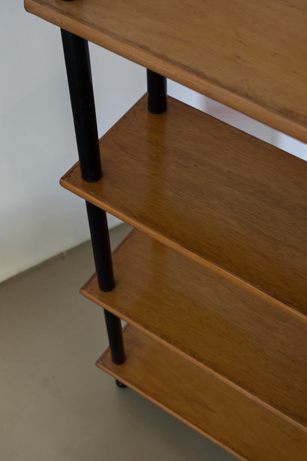 tessvintage 1960s vintage wooden shelving unit by Willem Lutjens with black lacquered supports and four shelves